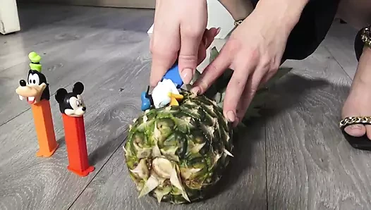 Yemekle oynama! Sadist genç kız aşık eğlencesi!