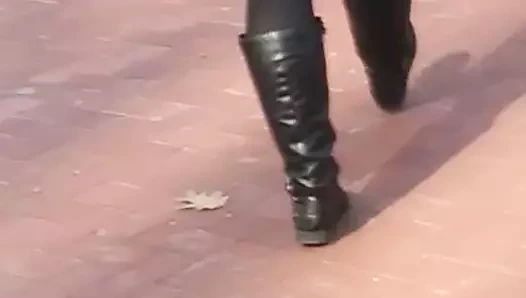 Mavi elbiseli şişman sulu götlü sarışın baş bayan