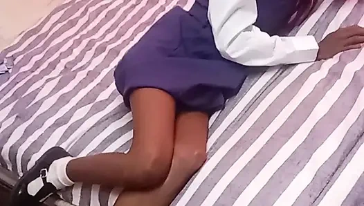 Ateşli 18 yaşındaki genç sürtük vibratör emiyor