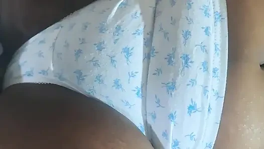Orta yaşlı seksi kadın evde kimsesiz rahatlıyor