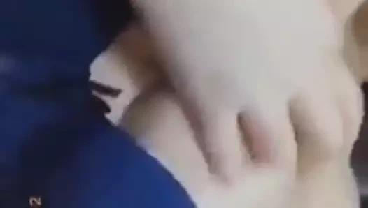 Sevimli paki kız gösterileri kedi ve göğüsler