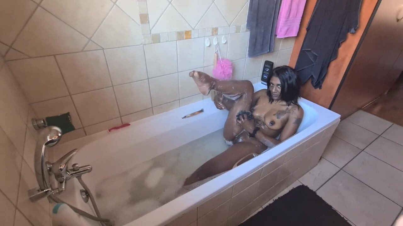 Hint tanrıça sıcak buharlı bir banyo alıyor