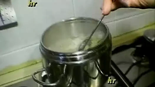 Casalinghe annoiate con le fighe'de amatör eş değiştirme sahnesi