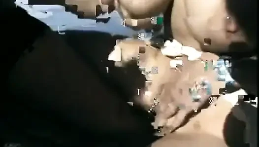 Sarışın Jeany Bee Akdeniz yolculuğu sırasında manzaraları görmeye ve utangaç teneffüsleri ziyarete bayılıyor