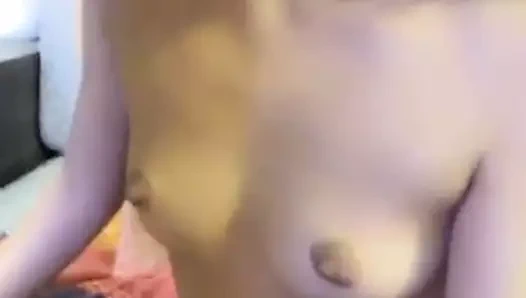 Bir kız uyumak ister ama bir erkek hala uyumak ister