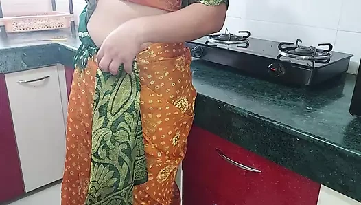 Bakire hizmetçi patronuyla sikişiyor.