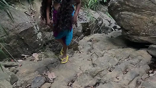 Kralın banyo yapmak için queet'i ve ormanda onun ve onun üzerinde su yaşıyor