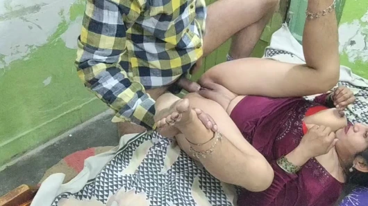 Kızı evde yalnız görünce, kız kızı kendi bıraktı