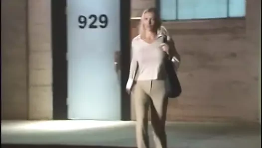 Sıcak sarışın güzellik derin boğazlarını bir uzun sert horoz sonra alır delinmiş