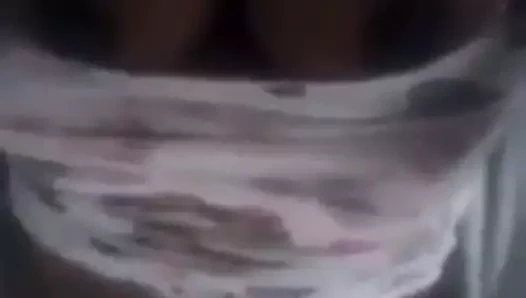 busty Latin mastürbasyon