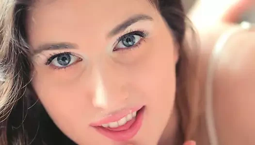 Tatlı kız yarak emiyor