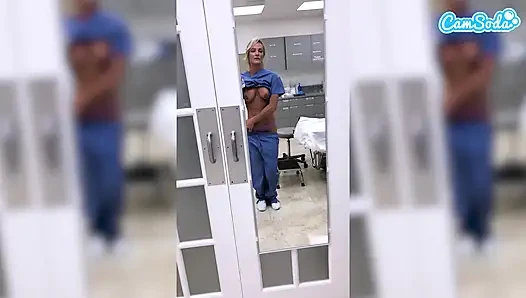 Zinde Orta Yaşlı Seksi Hemşire Hastanede Mastürbasyon Için Kovuluyor