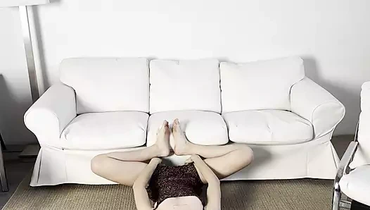 Şeffaf elbiseli kız bacaklarını esnetiyor