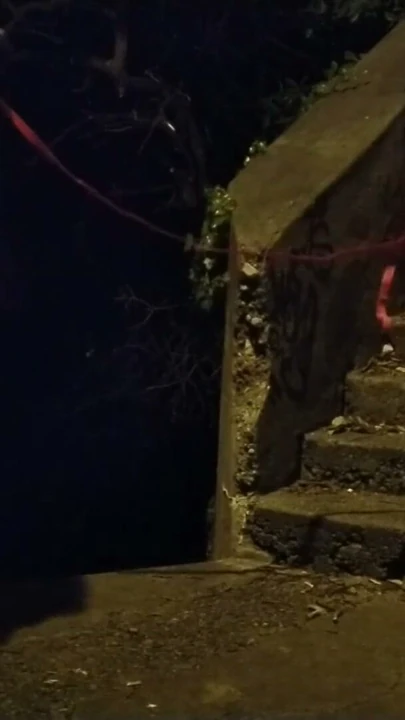 Kayınvalide herkesin içinde köpek tasması üzerinde oğlanın yarağını emiyor ve götünü yalıyor | Klip 1