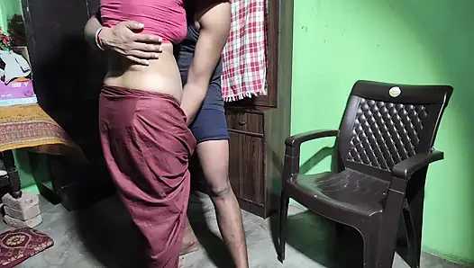 Hintli seks xxx desi köyü sevimli orta yaşlı seksi kadın yaşlı erkek arkadaşıyla seks yapıyor