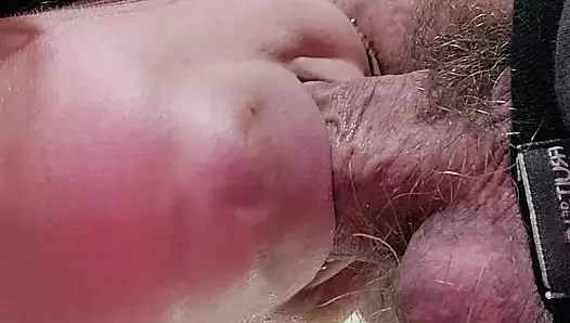 Sürtük evli kadın diğer ucunda sikilirken yüzünden sikiliyor