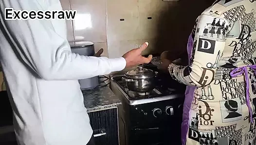 Üvey kız kardeşim beni tekrar baştan çıkarıyor bu sefer onu mutfakta sikmek zorundayım