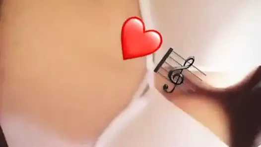 Büyük memeler kaltak şarkı söylüyor