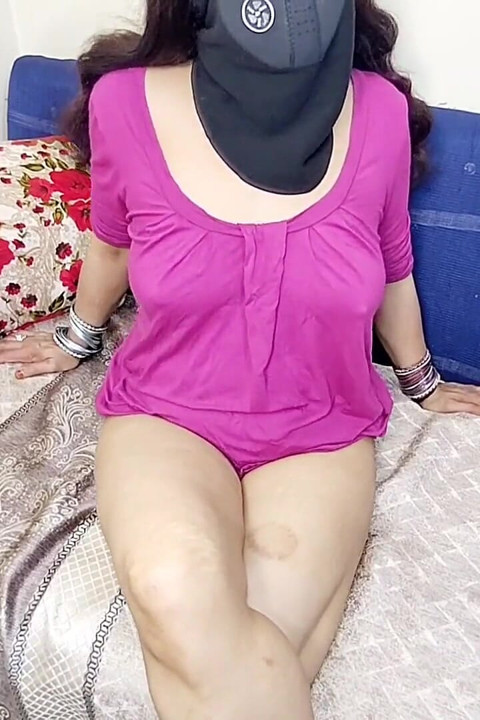 Saf desi hizmetçi sahibe yatakta anal seks