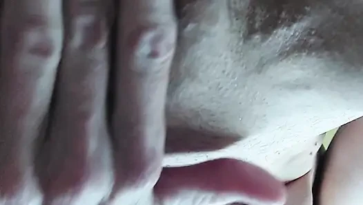 Orta yaşlı seksi kadın dildo kullanıyor ya da parmak ustası amına veya anüsüne dayanıyor