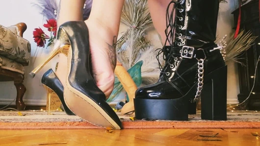 Ayakkabı fetişi ve çizme fetişi. Dildo çiğnemek. Ayakkabılarımıza hayran kal. Bacaklarımıza tapın