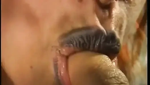 Amatör orta yaşlı seksi kadın ıslak amcığını gösteriyor