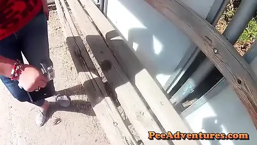 Otobüs terminalinde bankta işiyor