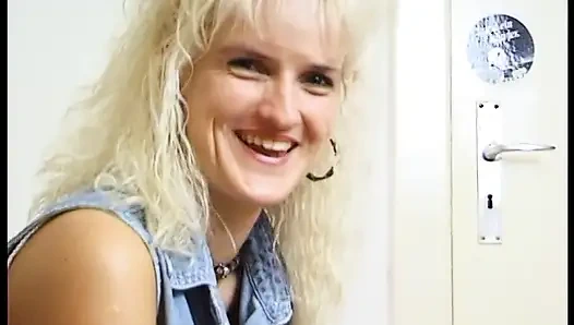 Sarışın Alman orta yaşlı seksi kadın tek başına iş yapıyor