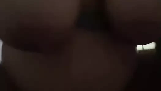 Erken boşalmaya yaklaştığında hızlanmayı seviyorum