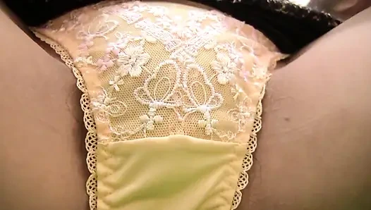 Güzel kızın içine boşalıyor