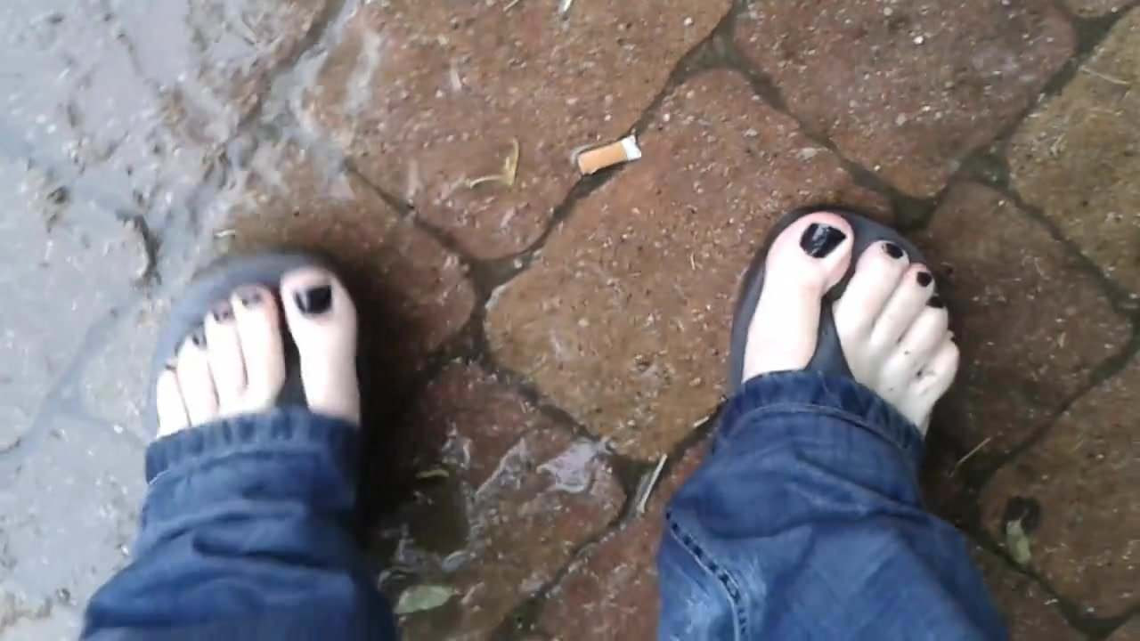 Parmak arası terliklerle dolaşın