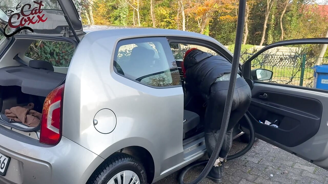 Araba yıkamadan doğruca orta yaşlı seksi kadının amına! Çırak 18 + ona her şeyi veriyor!!