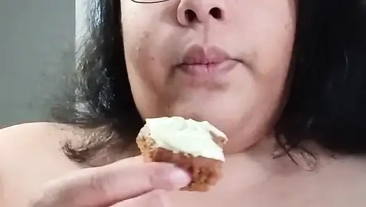 Çıplakken yüzümü keklerle dolduruyor