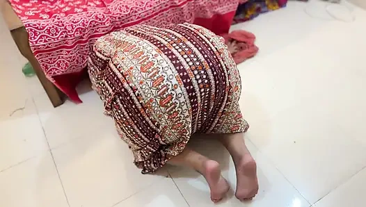 Египетская горячая горничная с большой задницей застряла под кроватью и обнаженная ее задница