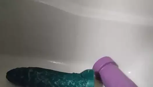 Yeni oyuncaklarımı yıkıyorum