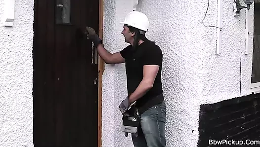 Seksi sarışın şişman kadın banyoda yabancı tarafından sikiliyor