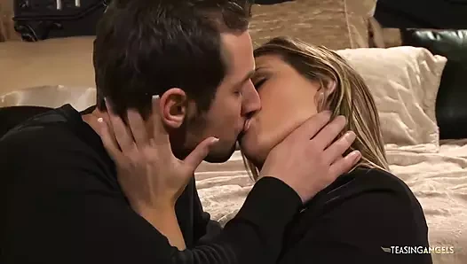 Aldatan evli kadın büyük yaraklı sevgilisi tarafından sikilmek için en seksi iç çamaşırını takıyor