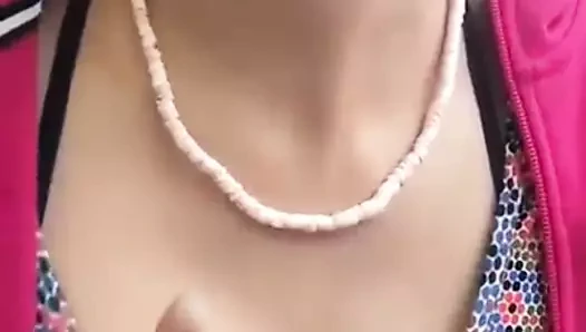 Seksi sürtük sefil yapıyor ve göğüslerini gösteriyor.