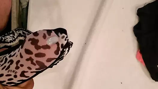 Karısının orta kız kardeşinin tangasında cum