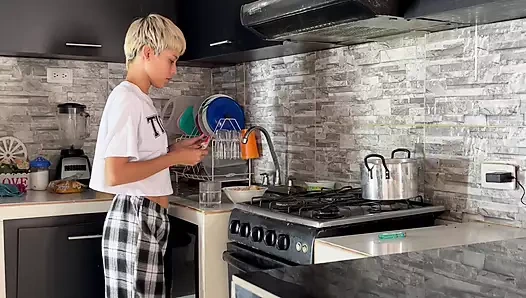 Kahvaltıdan sonra mastürbasyon yapıyorum.