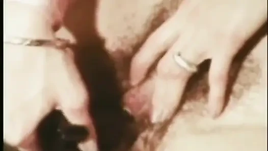 Lezbiyenler üçlü amcık yalıyor nostaljik amcık sikişi