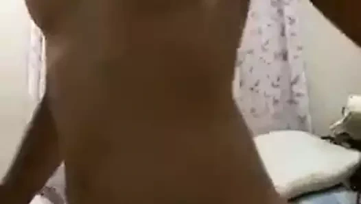 Filipinli götünü sallıyor