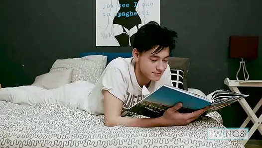 Koca sikli üniversiteli adam Logan azgın erkek arkadaşı Jacob'ı sert sikiyor!