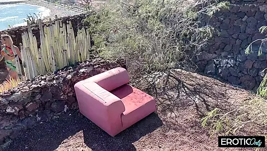 Alman sarışın azgın orta yaşlı seksi kadın açık havada iki sert yarakla üçlü sikişiyor