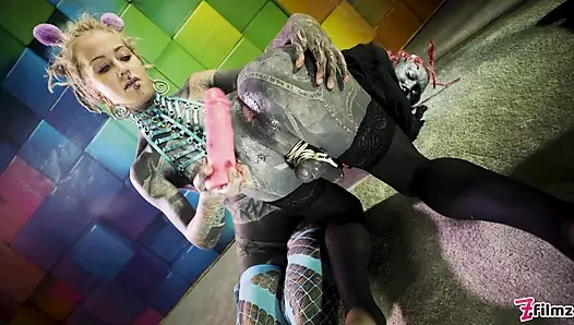 Büyük dövmeli trans Lily Lu anal yumrukla sikiliyor