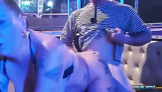 Gece kulübünün içinde taç bana ateşli verdi