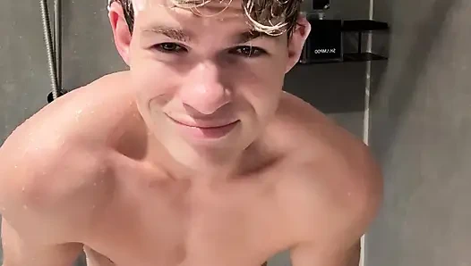 Fit üniversiteli twink duş zamanı
