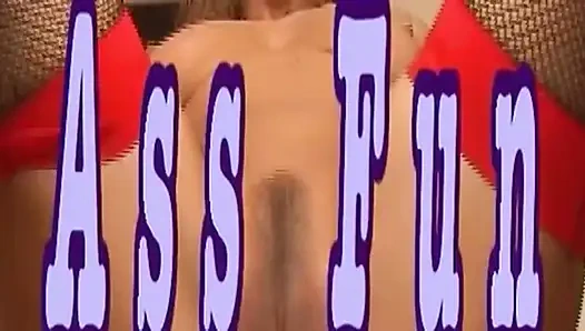 Ateşli esmer hatun yalanıyor ve orgazm olmak için parmaklanıyor