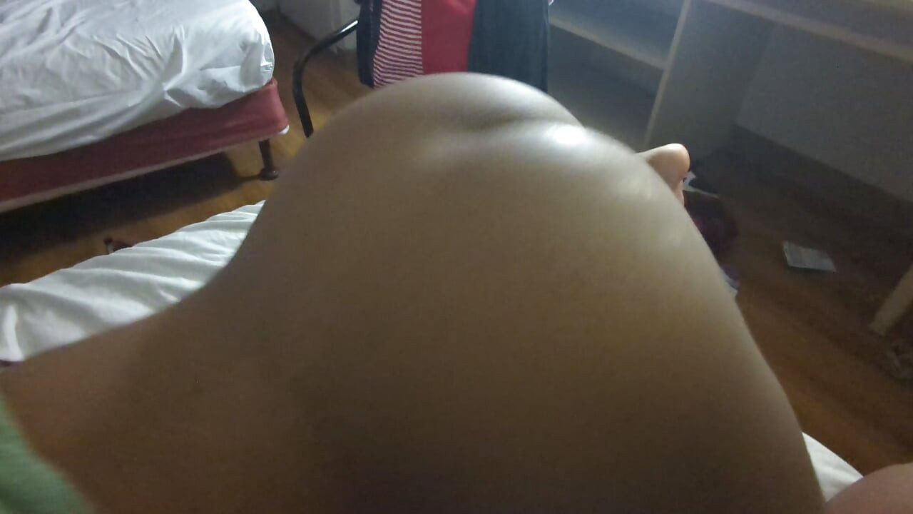 Götümü twerk ettim sonra oda arkadaşımın büyük yarağına düştüm ve götüme boşalıyor