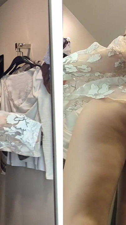 Büyük memeli sarışın alışveriş merkezinde kıyafetlerini deniyor. Orta yaşlı seksi kadın soyunma odasında | Klip 1